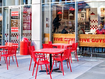 Five Guys franchise outdoor tables.